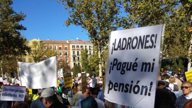 Protestas ante el Tribunal Supremo por las pensiones y el fallo de las hipotecas.