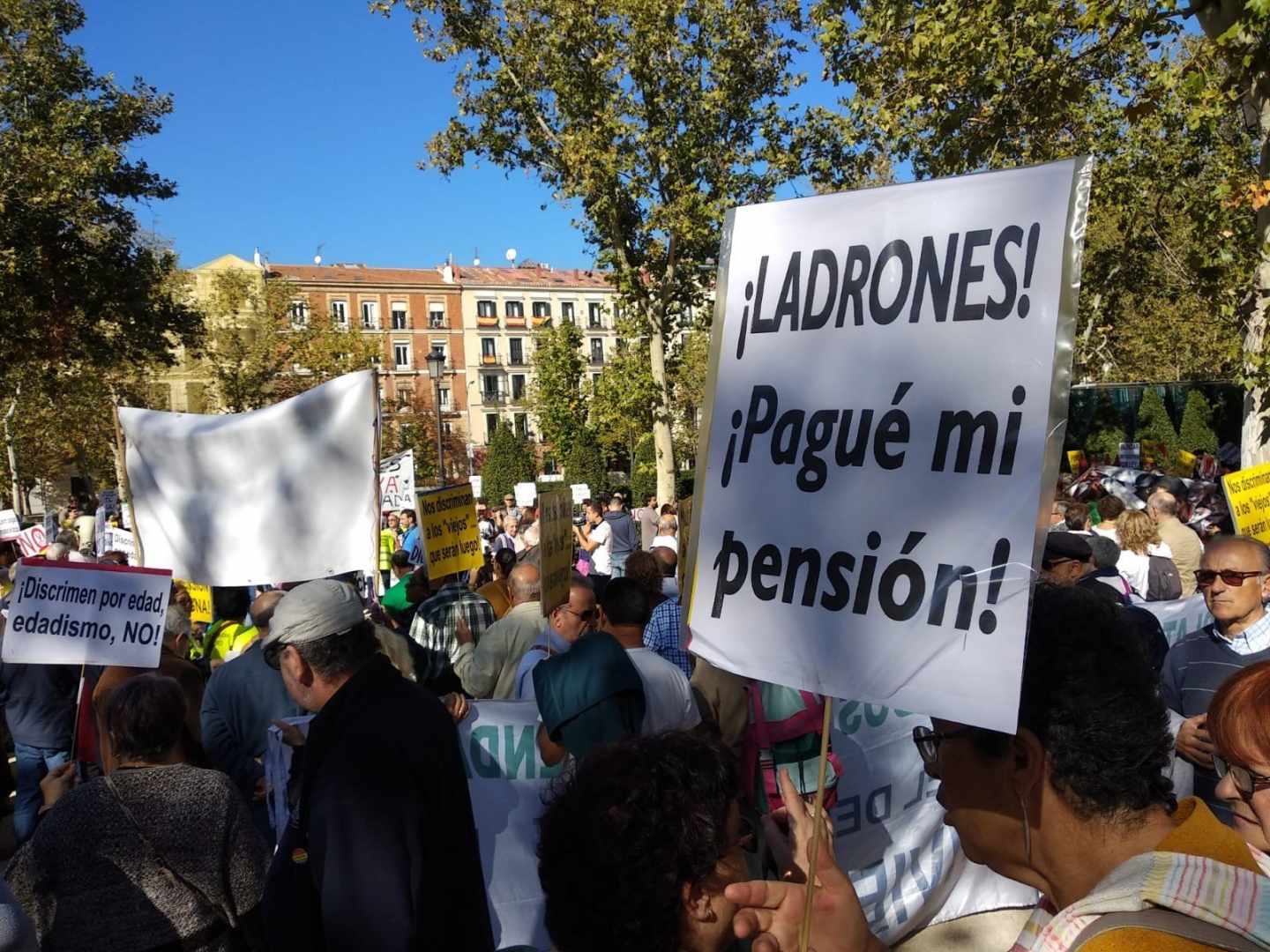 Protestas ante el Tribunal Supremo por las pensiones y el fallo de las hipotecas.