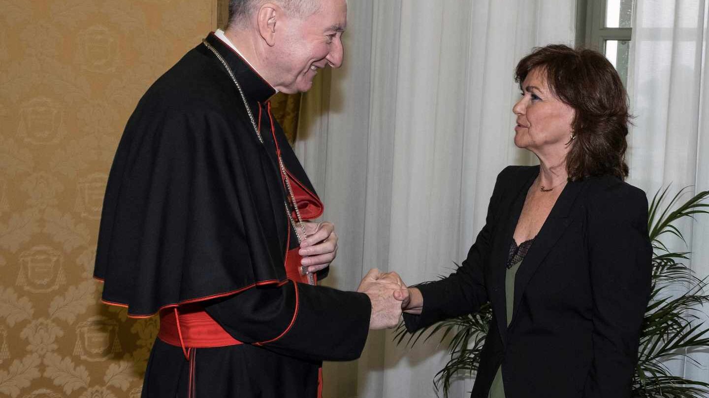 La vicepresidenta del Gobierno, Carmen Calvo, saluda al secretario de Estado vaticano, Pietro Parolin.
