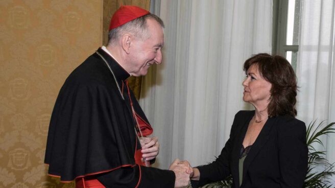 La vicepresidenta del Gobierno, Carmen Calvo, saluda al secretario de Estado vaticano, Pietro Parolin.