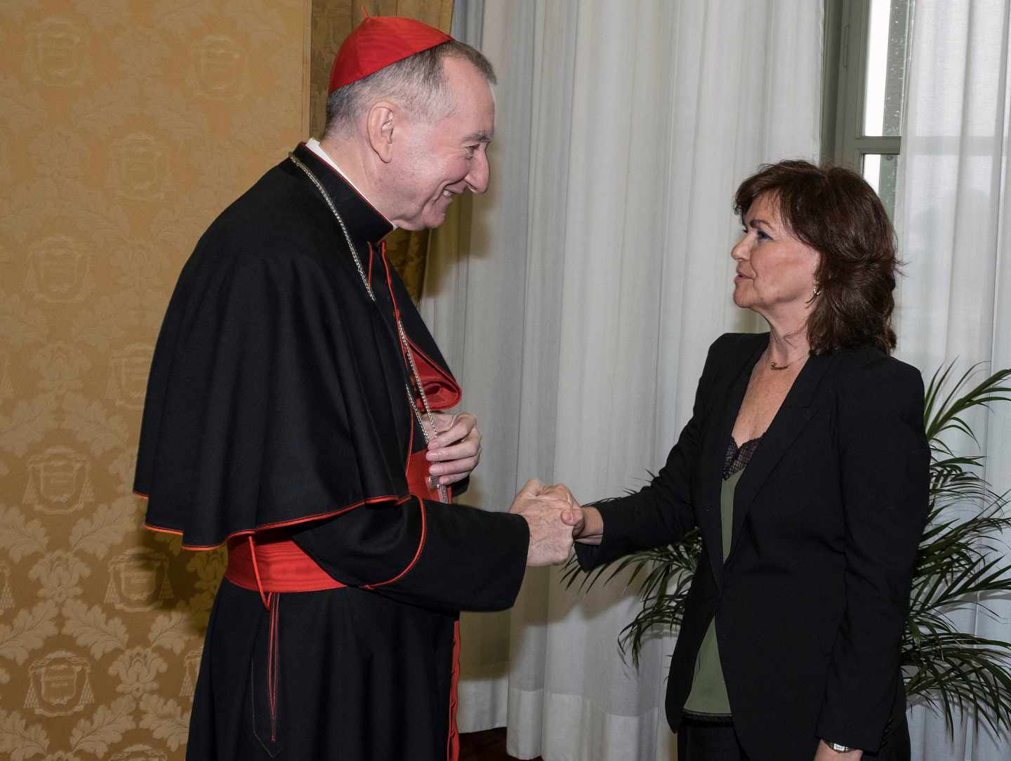 La vicepresidenta del Gobierno, Carmen Calvo, saluda al secretario de Estado vaticano, Pietro Parolin.