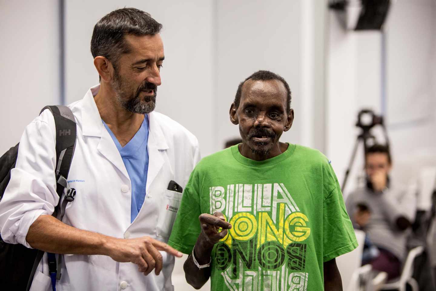 El cirujano Pedro Cavadas, junto al paciente keniano en Manises.