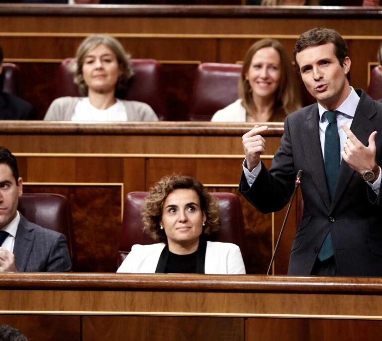 Sánchez pregunta a Casado "qué favor" le debe a Cospedal y le pide "romper con el pasado más turbio del PP"
