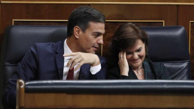 El presidente del Gobierno, Pedro Sánchez, conversa con la vicepresidenta, Carmen Calvo, durante la sesión de control al Ejecutivo.