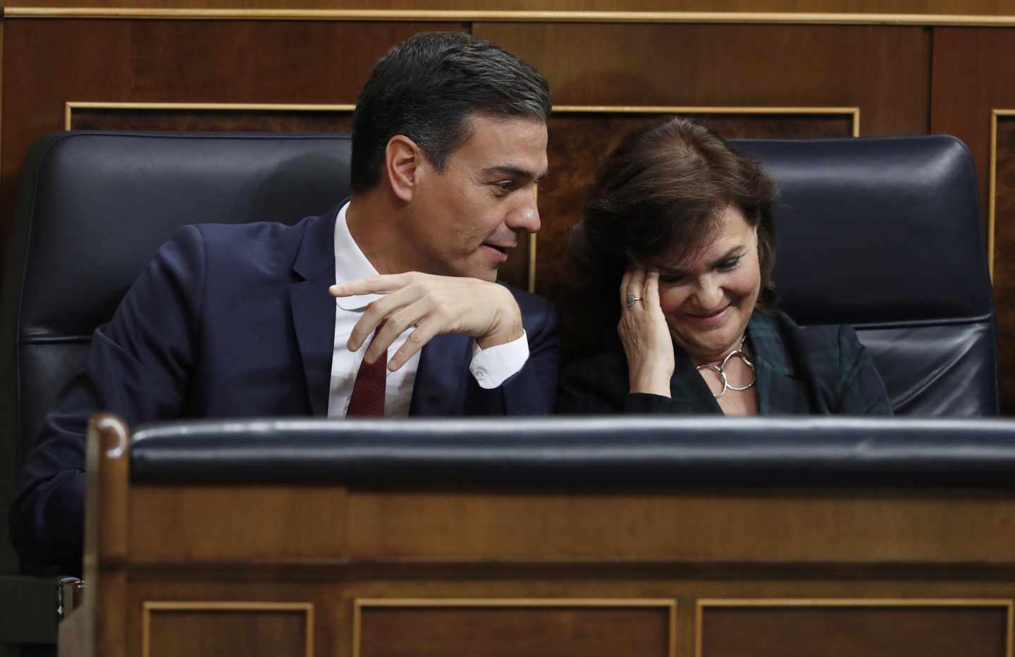 El presidente del Gobierno, Pedro Sánchez, conversa con la vicepresidenta, Carmen Calvo, durante la sesión de control al Ejecutivo.