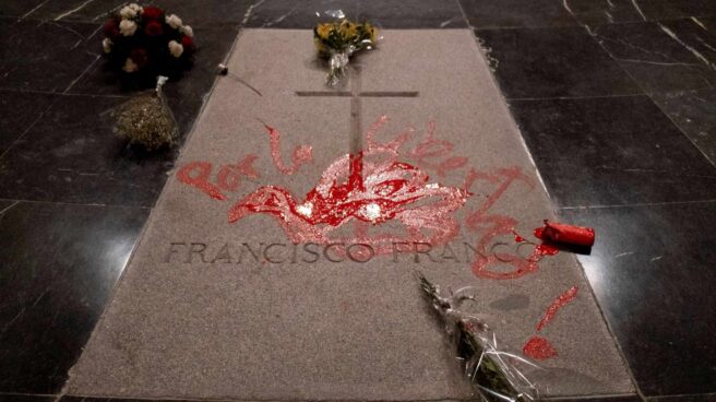 La tumba de Franco pintada de rojo. La tumba de Franco pintada de rojo.