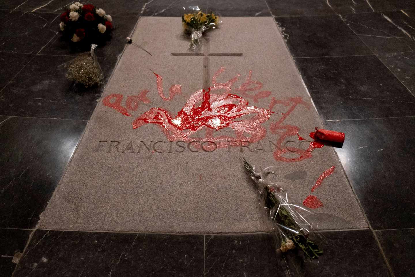 La tumba de Franco pintada de rojo.
