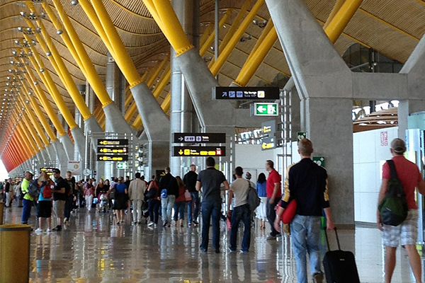 Aena retrasa los grandes planes de ampliación de Barajas y el Prat por la crisis