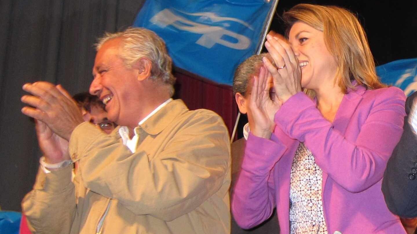Javier Arenas y María Dolores de Cospedal, en un acto de campaña en Écija (Sevilla).