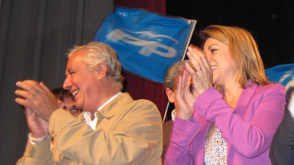 Javier Arenas y María Dolores de Cospedal, en un acto de campaña en Écija (Sevilla).