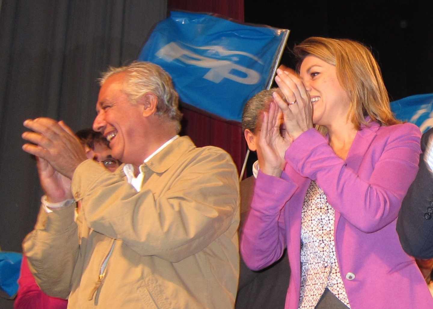 Javier Arenas y María Dolores de Cospedal, en un acto de campaña en Écija (Sevilla).