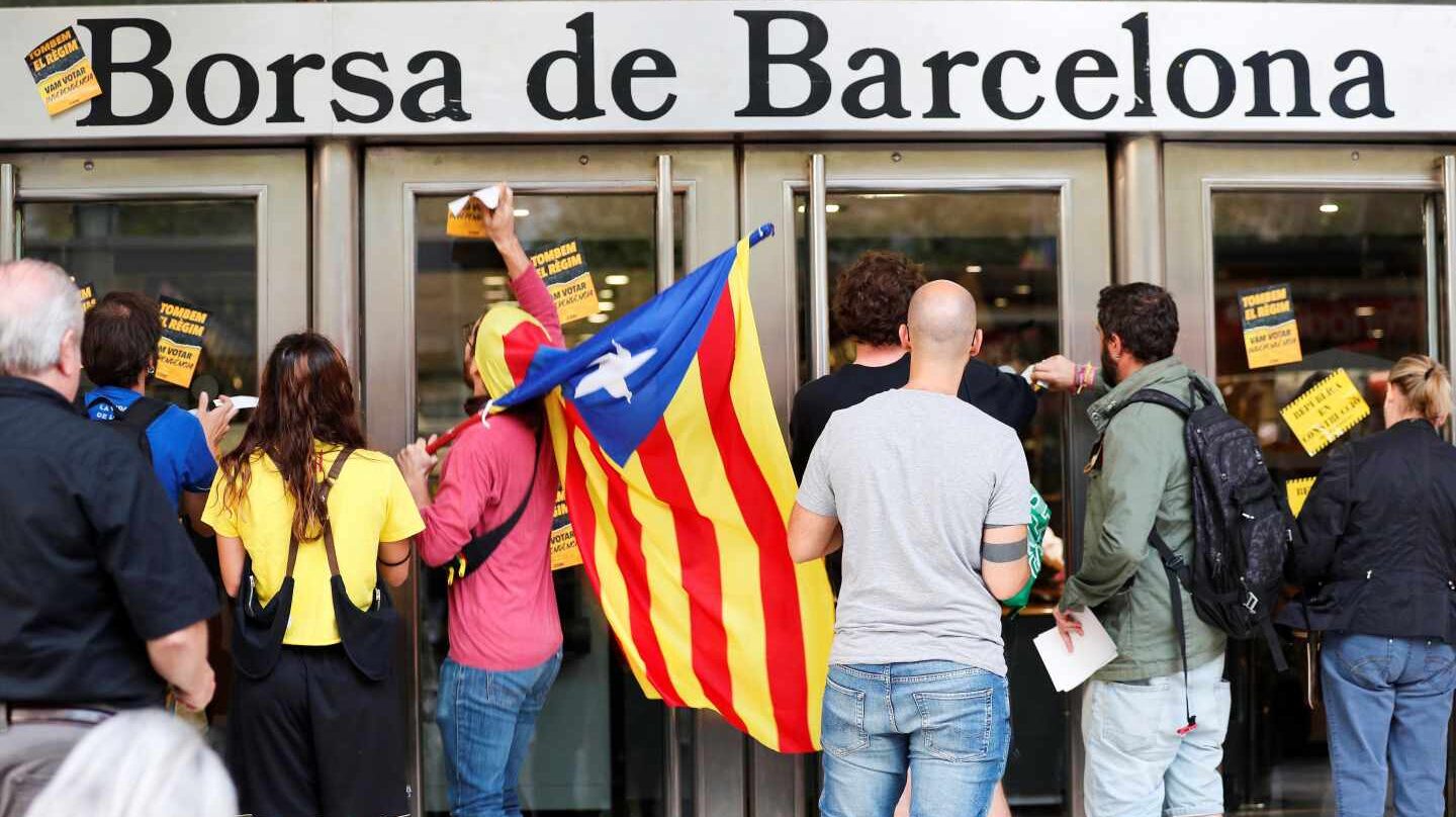 El soberanismo conmemora hoy la jornada del 1-O del año pasado con diversas movilizaciones reivindicativas en Barcelona y otros puntos de Cataluña, marcadas por la brecha abierta este sábado entre el Govern y la izquierda independentista tras las cargas de los Mossos d'Esquadra. Los Comités de Defensa de la República (CDR) han convocado para las 7.00 horas tres "acciones sorpresa" de manera simultánea en tres puntos distintos de Barcelona: plaza Catalunya, el Mercado de Santa Caterina y la plaza Letamendi.