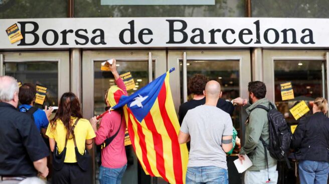 Barcelona protestas 1-O El soberanismo conmemora hoy la jornada del 1-O del año pasado con diversas movilizaciones reivindicativas en Barcelona y otros puntos de Cataluña, marcadas por la brecha abierta este sábado entre el Govern y la izquierda independentista tras las cargas de los Mossos d'Esquadra. Los Comités de Defensa de la República (CDR) han convocado para las 7.00 horas tres "acciones sorpresa" de manera simultánea en tres puntos distintos de Barcelona: plaza Catalunya, el Mercado de Santa Caterina y la plaza Letamendi.