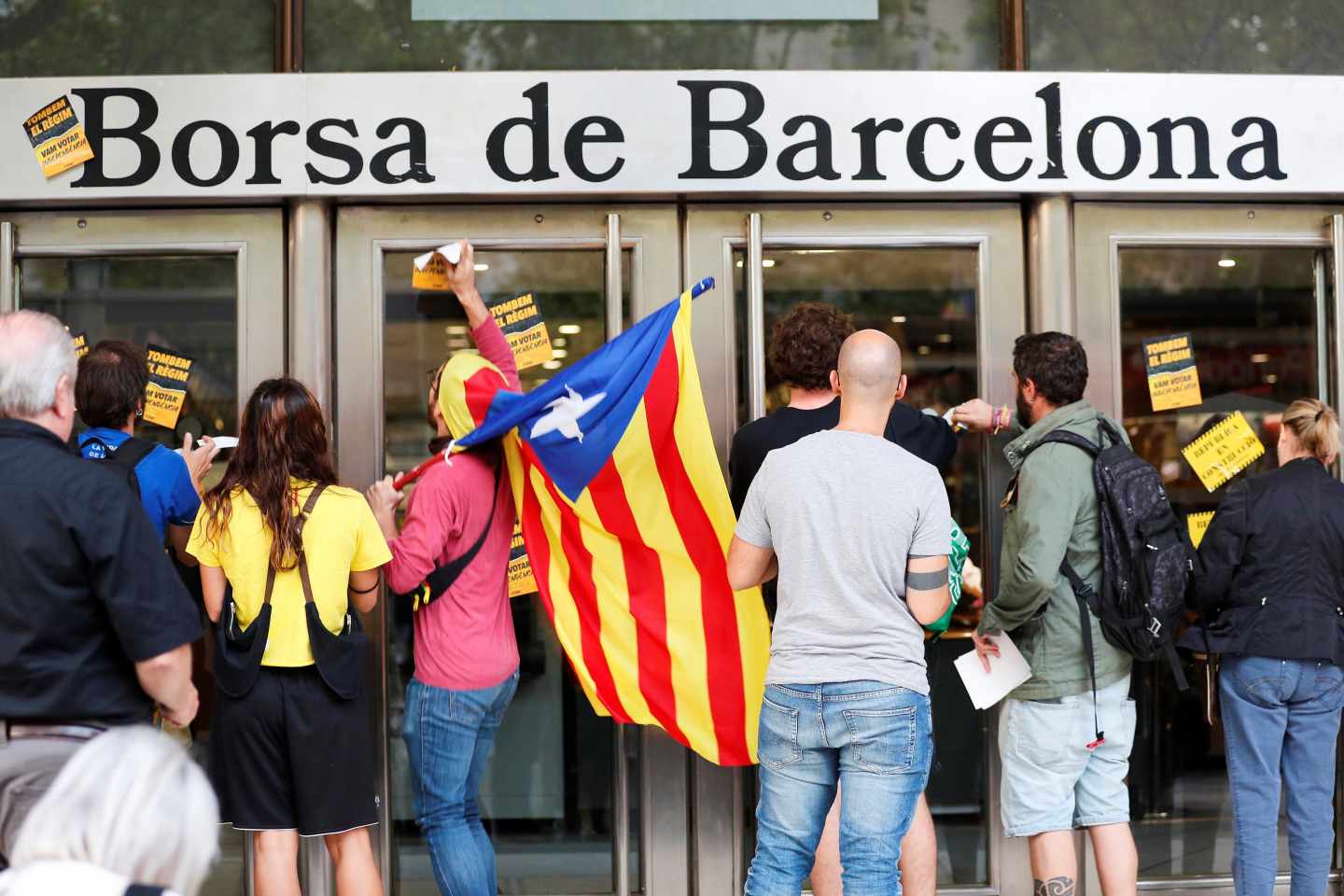 El soberanismo conmemora hoy la jornada del 1-O del año pasado con diversas movilizaciones reivindicativas en Barcelona y otros puntos de Cataluña, marcadas por la brecha abierta este sábado entre el Govern y la izquierda independentista tras las cargas de los Mossos d'Esquadra. Los Comités de Defensa de la República (CDR) han convocado para las 7.00 horas tres "acciones sorpresa" de manera simultánea en tres puntos distintos de Barcelona: plaza Catalunya, el Mercado de Santa Caterina y la plaza Letamendi.