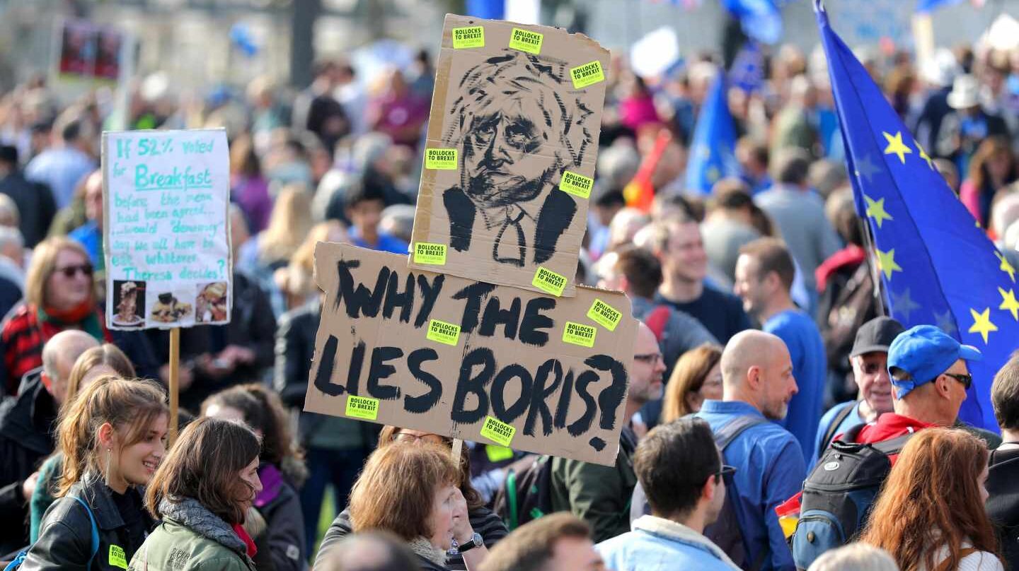 Decenas de miles de personas recorren esta tarde el centro de la ciudad, convocadas por la campaña "People's Vote", que exige que se someta a votación el acuerdo al que pueda llegar la primera ministra, la conservadora Theresa May, con Bruselas sobre los términos de salida del país de la UE.