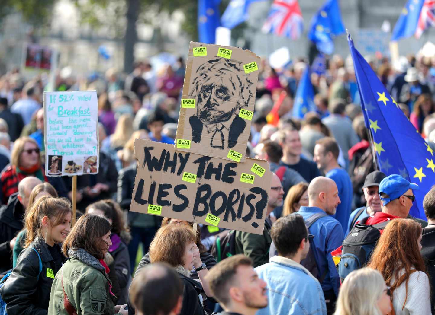 Decenas de miles de personas recorren esta tarde el centro de la ciudad, convocadas por la campaña "People's Vote", que exige que se someta a votación el acuerdo al que pueda llegar la primera ministra, la conservadora Theresa May, con Bruselas sobre los términos de salida del país de la UE.