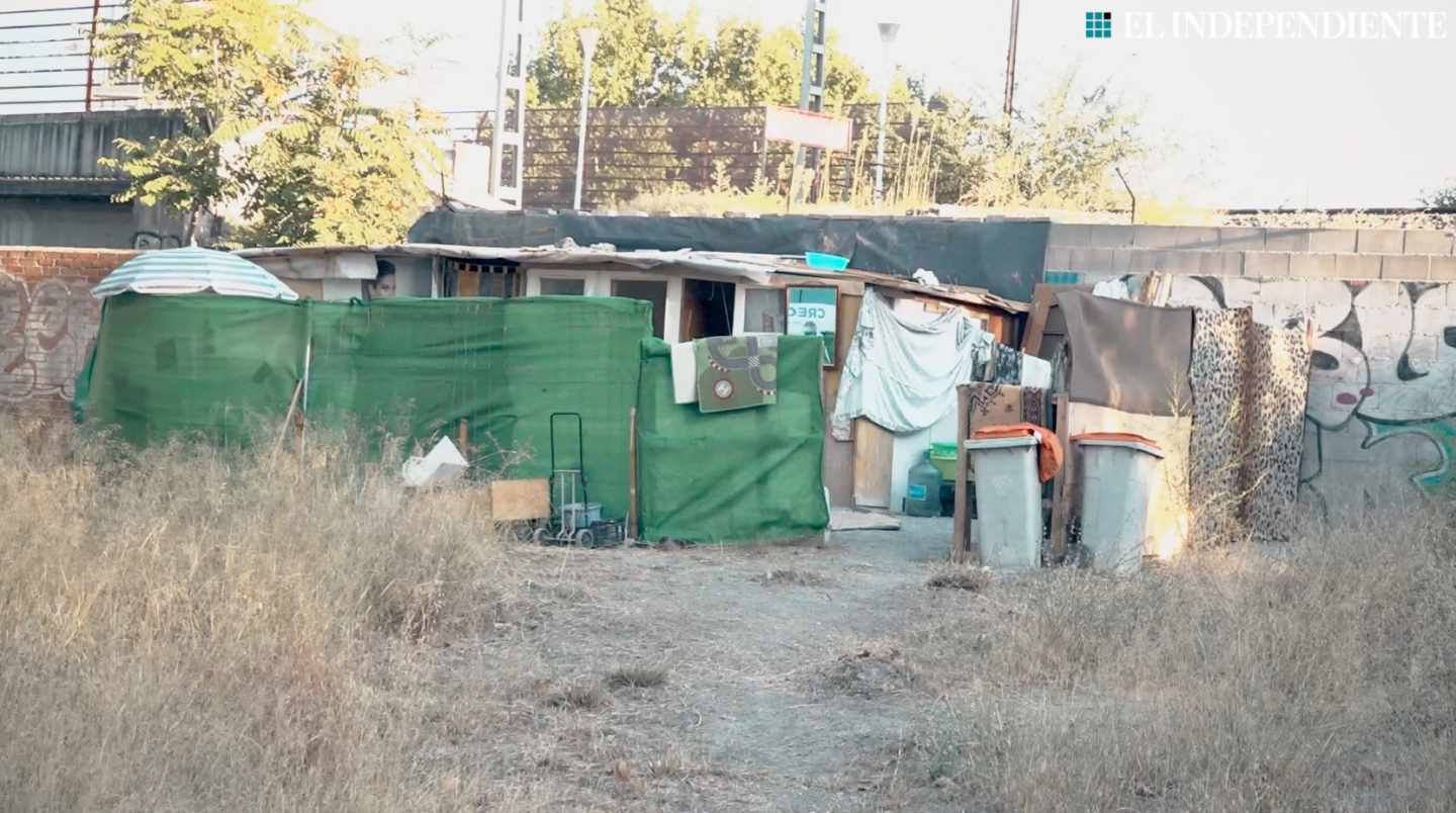 Chabolas diseminadas en solares 'olvidados': el modelo de infravivienda que se estila en Madrid.