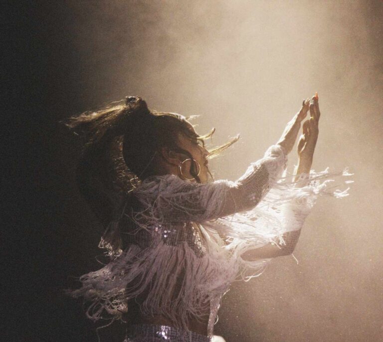 Rosalía con Tim Cook, el CEO de Apple, en la Puerta del Sol