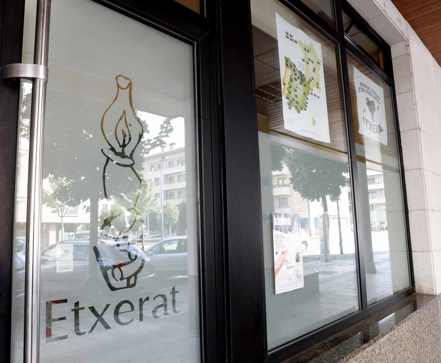 La Guardia Civil ha detenido al etarra cuando salía de la sede de Etxerat (en la imagen).