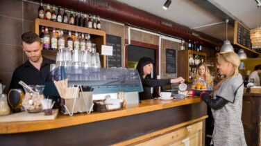 Un bar paga hoy el doble que en 2016 por el mismo consumo de luz