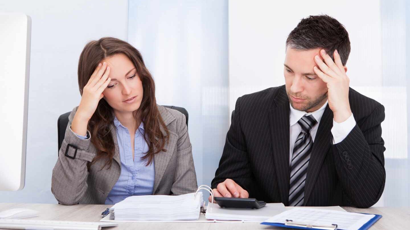 Empresarios revisando facturas
