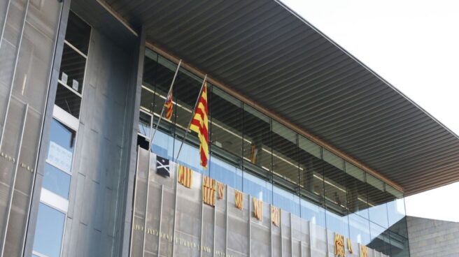 Los CDR toman la sede del Govern en Girona para cambiar la bandera española por una estelada