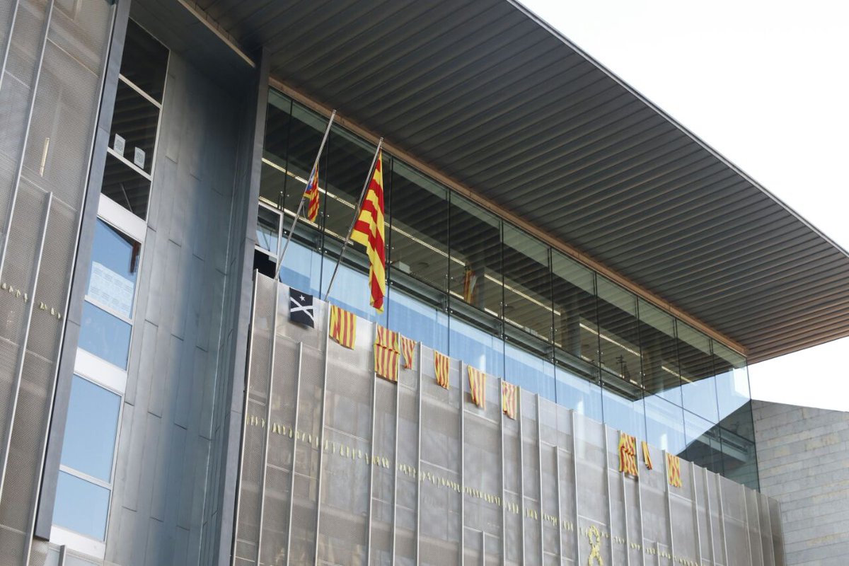 Los CDR toman la sede del Govern en Girona para cambiar la bandera española por una estelada