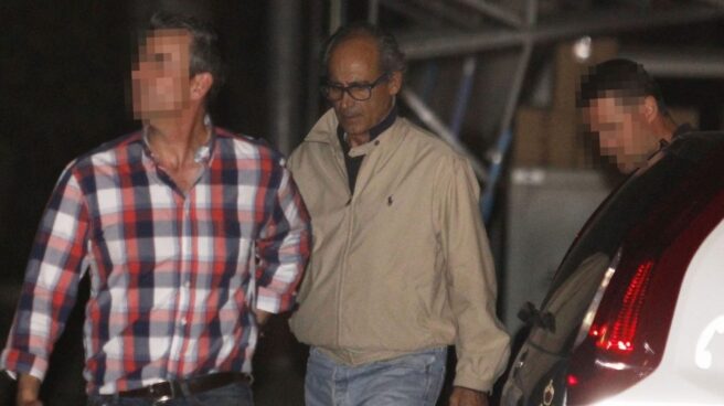 El juez imputa al hombre fuerte de González en Suramérica por el robo de 8,9 millones Edmundo Rodríguez Sobrino, conducido por agentes de la UCO de la Guardia Civil el día que fue detenido.
