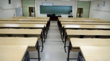 Una madre denuncia a una profesora por poner a su hijo una bata rosa