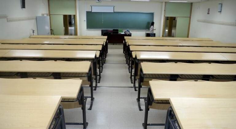 Una madre denuncia a una profesora por poner a su hijo una bata rosa