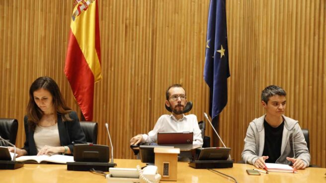 Podemos acusa al Gobierno de estar a los "pies" del rey y "sobreproteger" la monarquía