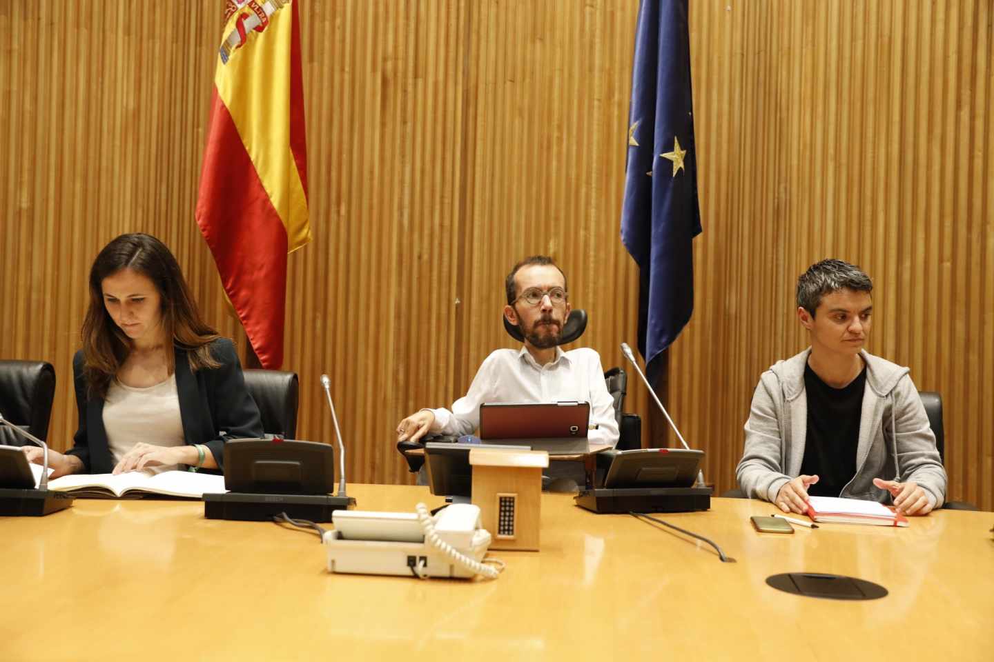 Podemos acusa al Gobierno de estar a los "pies" del rey y "sobreproteger" la monarquía