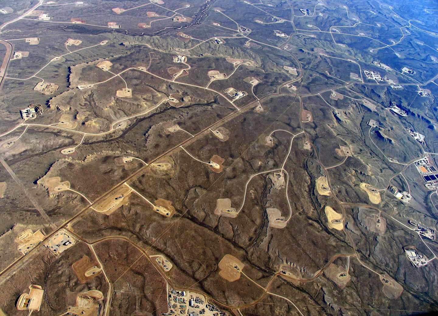 Vista aérea de un territorio sometido a explotaciones de fracking. Fotografía: Jonah May