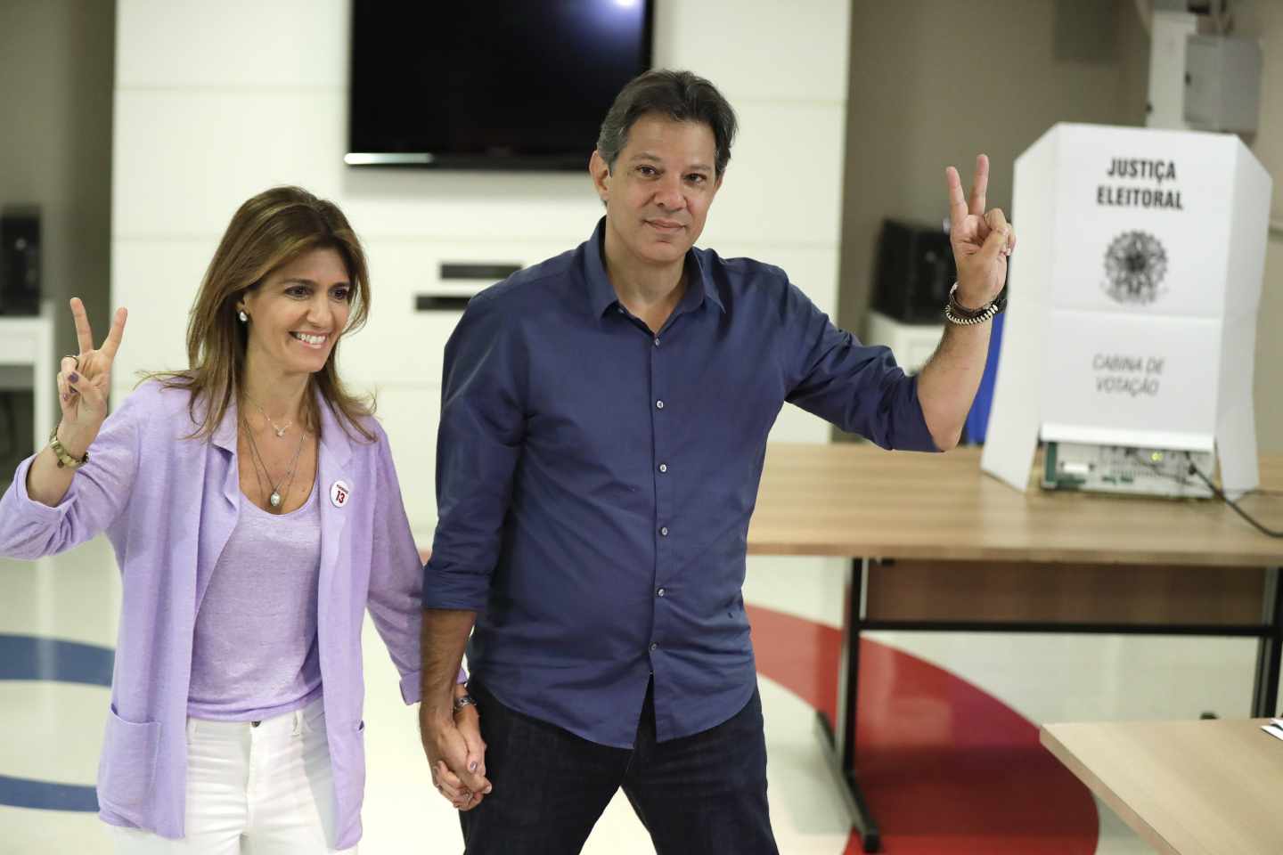 El líder del PT, Fernando Haddad, y su esposa,.