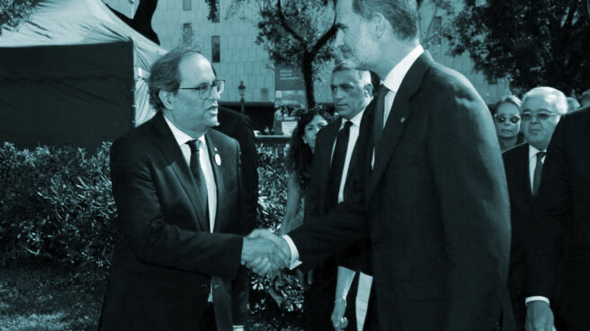 Foto de archivo del Rey y Quim Torra estrechándose la mano. Foto de archivo del Rey y Quim Torra estrechándose la mano