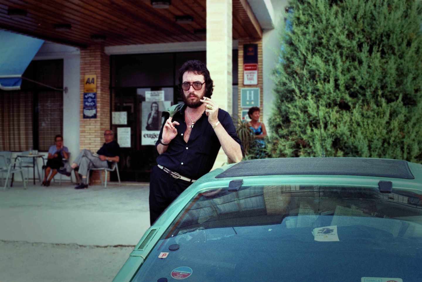 El cómico Eugenio Jofra Bafalluy fumando frente a su coche