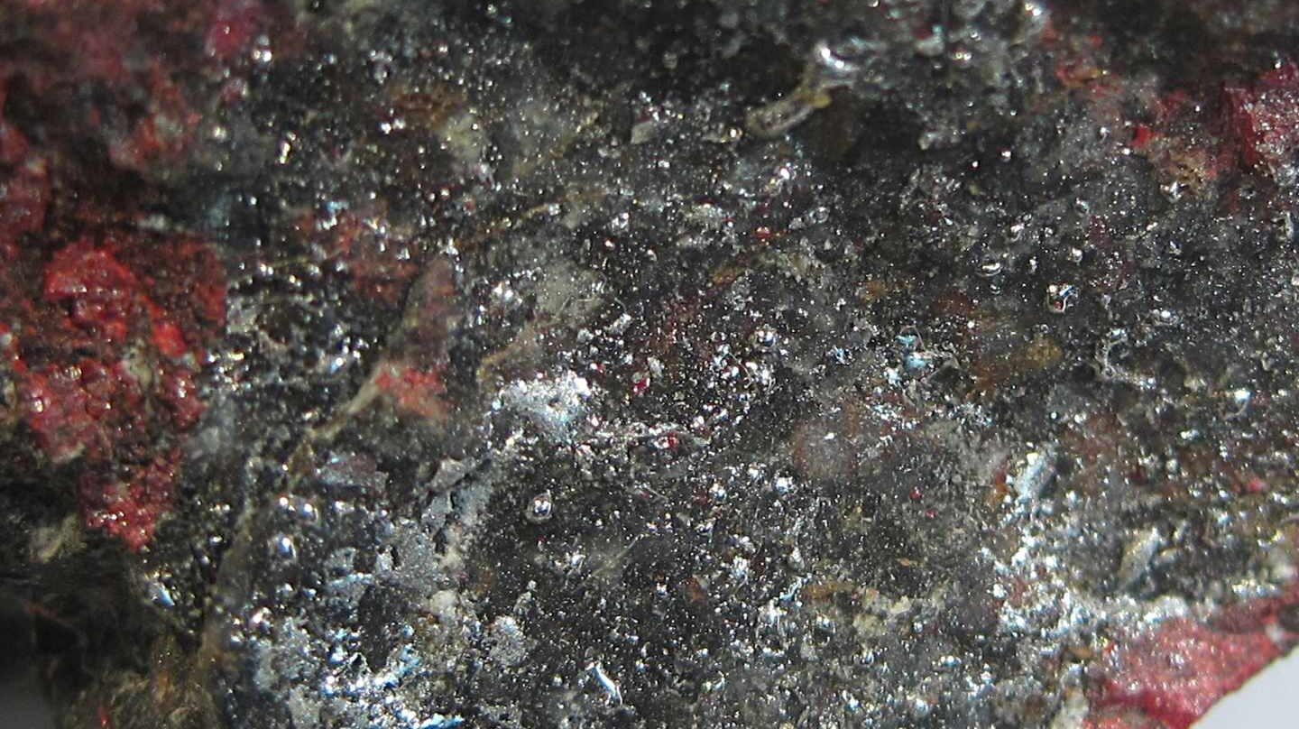 Gotas de mineral líquido mercurio sobre cinabrio (Minas de Almadén, Ciudad Real, España) Fotografía: Nacho Ben