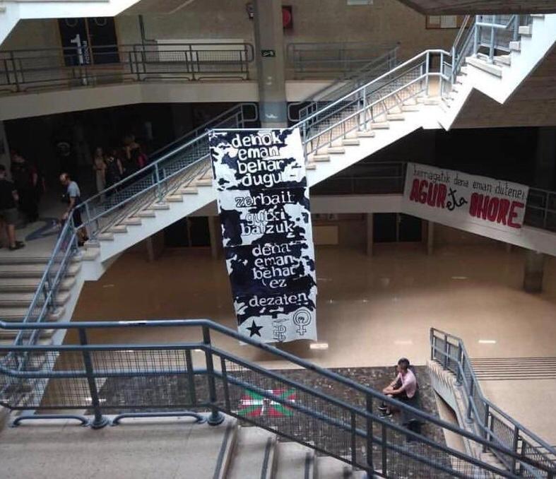 Pancarta con el anagrama de ETA en el campus en recuerdo a los etarras muertos