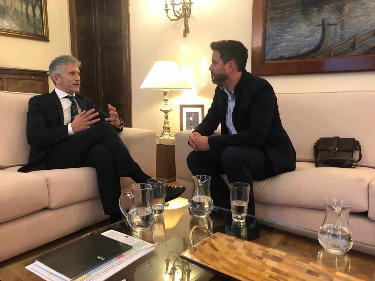 El ministro del Interior, Fernando Grande Marlaska, junto a José Miguel Cedillo, en la reunión celebrada en el ministerio.