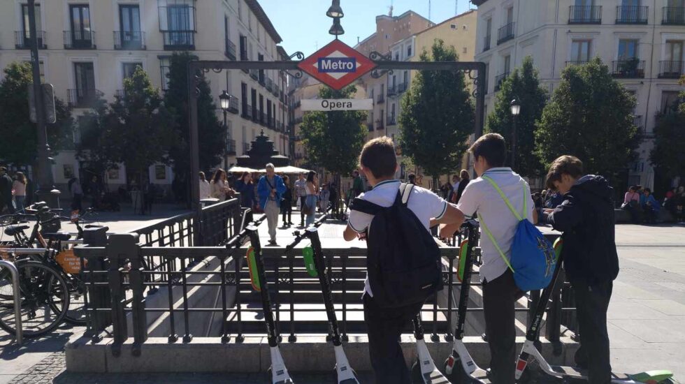 Varios usuarios de patinetes 'sharing' en el centro de Madrid.