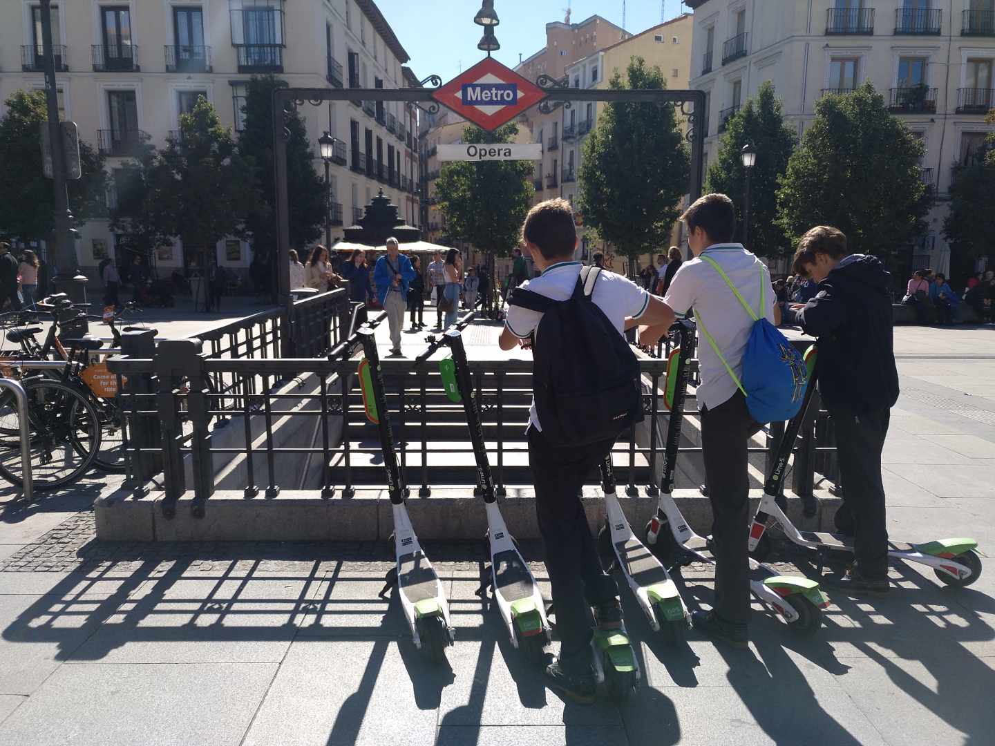 Varios usuarios de patinetes 'sharing' en el centro de Madrid.