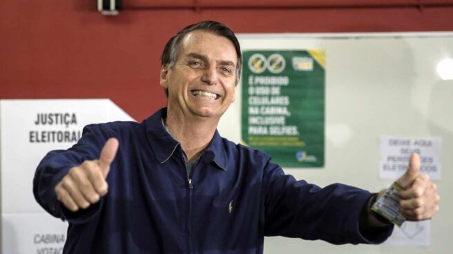 El ultra Bolsonaro gana con holgura en Brasil pero necesitará una segunda vuelta