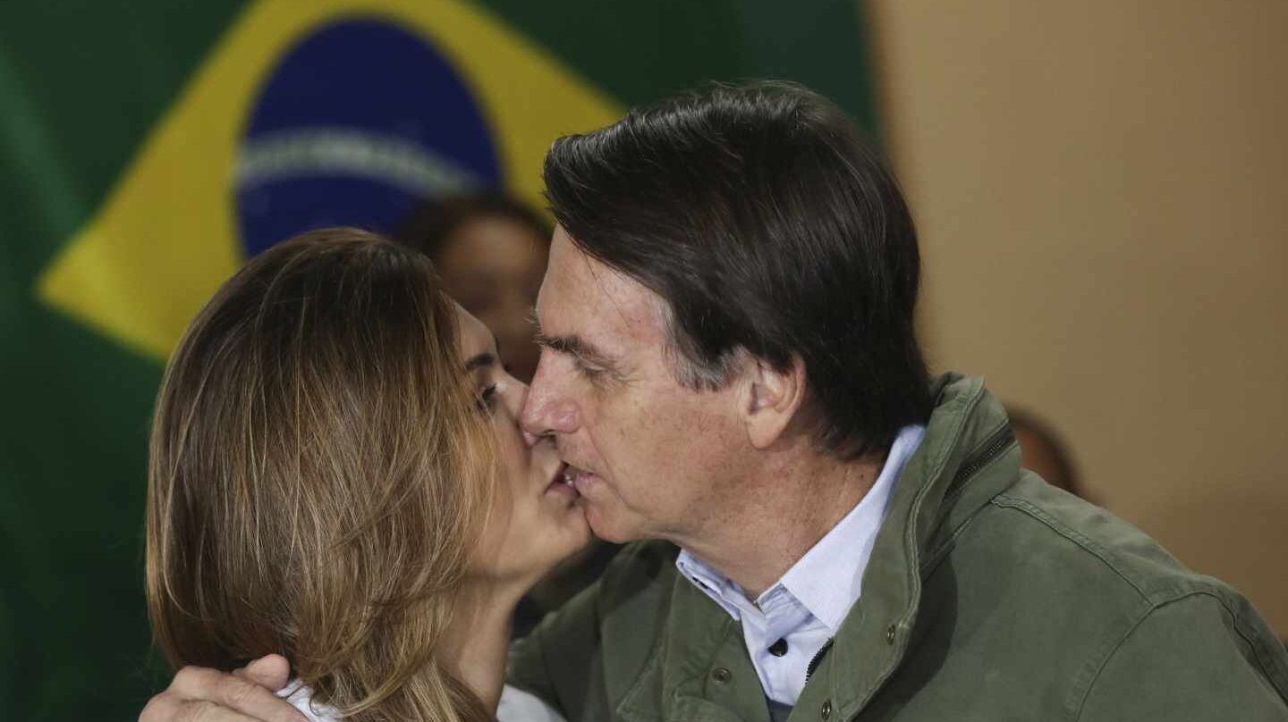 Jair Mesías Bolsonaro, el candidato ultraderechista, besa a su esposa Michele, tras votar en Río de Janeiro