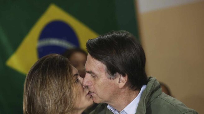 Jair Bolsonaro y su esposa Michelle Jair Mesías Bolsonaro, el candidato ultraderechista, besa a su esposa Michele, tras votar en Río de Janeiro