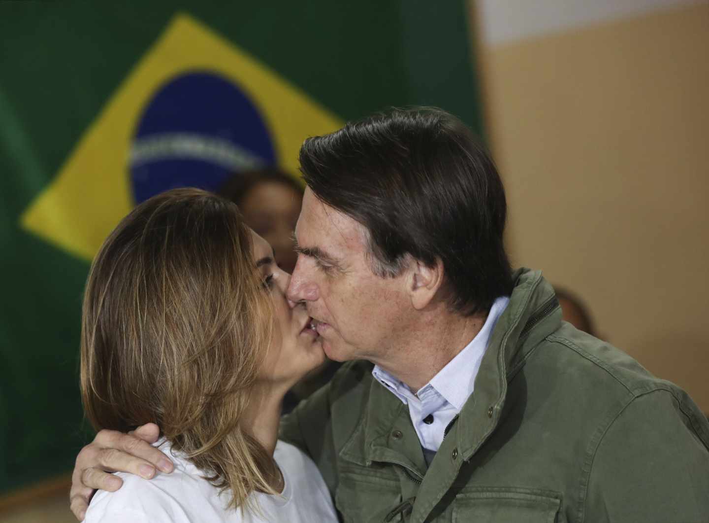 Jair Mesías Bolsonaro, el candidato ultraderechista, besa a su esposa Michele, tras votar en Río de Janeiro