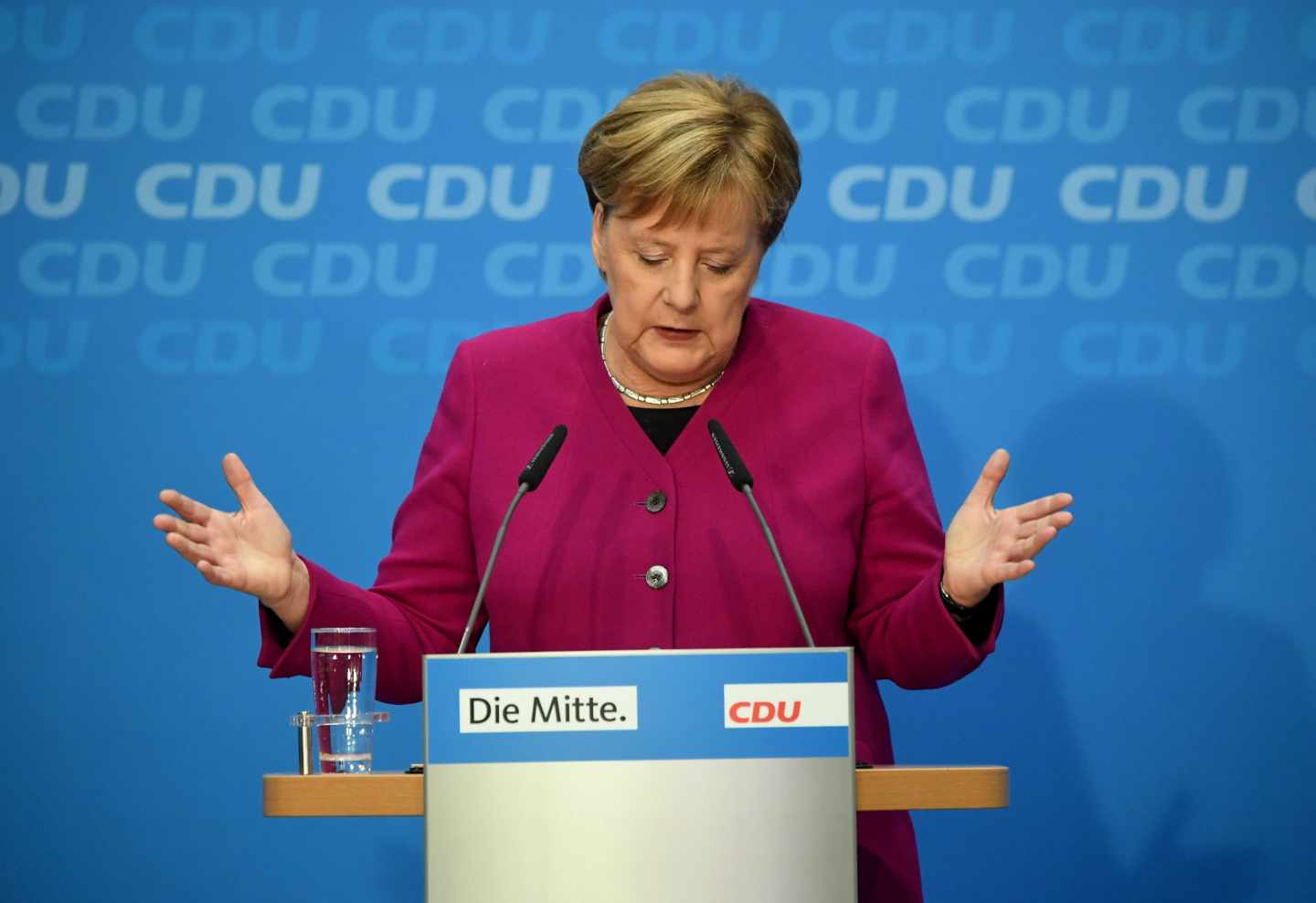 La canciller federal, Angela Merkel, anuncia que dejará de ser líder de la CDU, en Berlín.