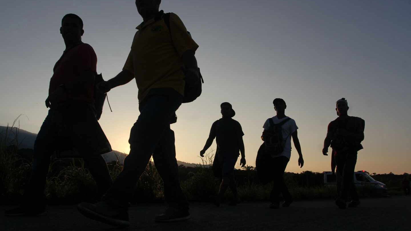 Migrantes hondureños inician su travesía desde Chiapas a EEUU.