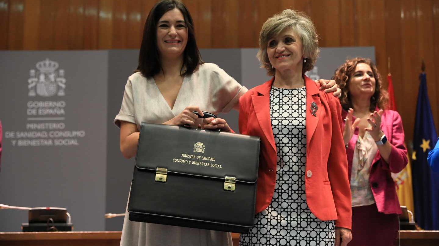 Carmen Montón, junto a su sucesora en Sanidad, María Luisa Carcedo.