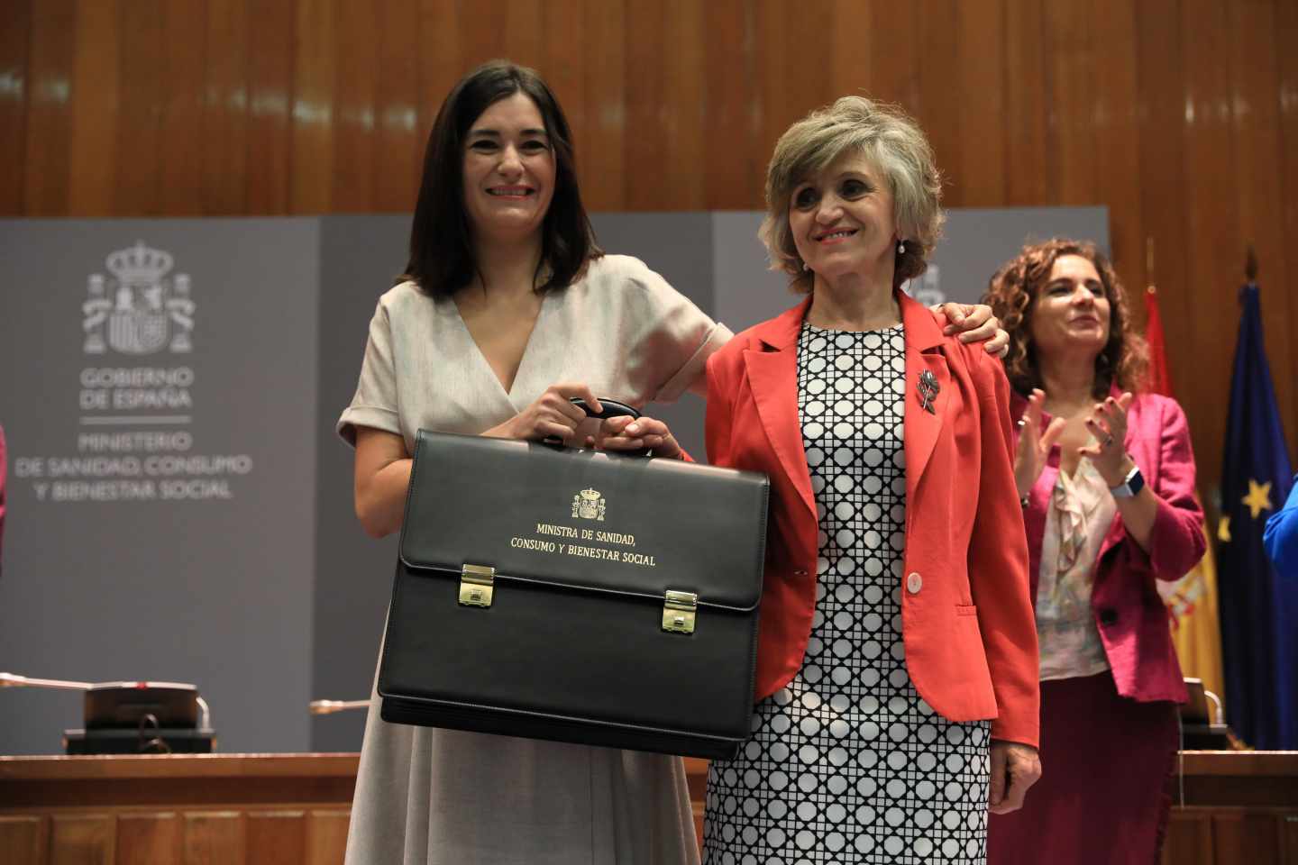 Carmen Montón, junto a su sucesora en Sanidad, María Luisa Carcedo.