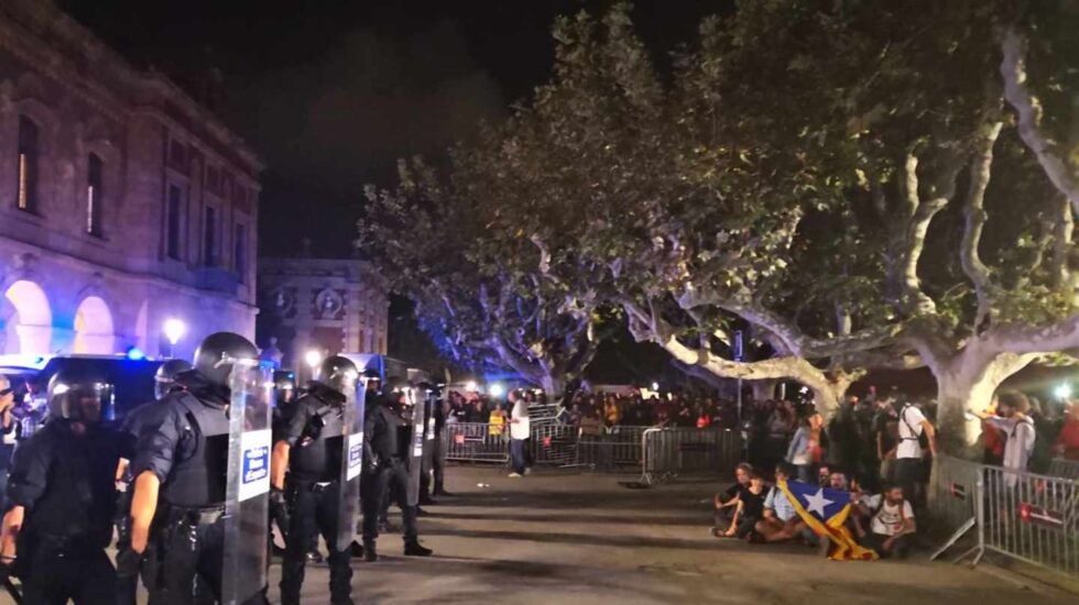 Los Mossos, a las puertas del Parlament.